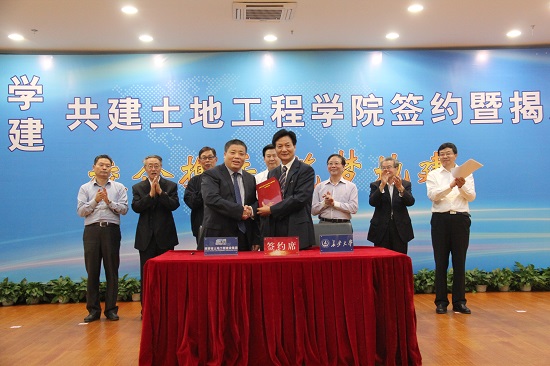 2015年，與長(zhǎng)安大學(xué)共建全國(guó)第一個(gè)土地工程學(xué)院，設(shè)立土地工程學(xué)科碩士點(diǎn)、博士點(diǎn)。.jpg