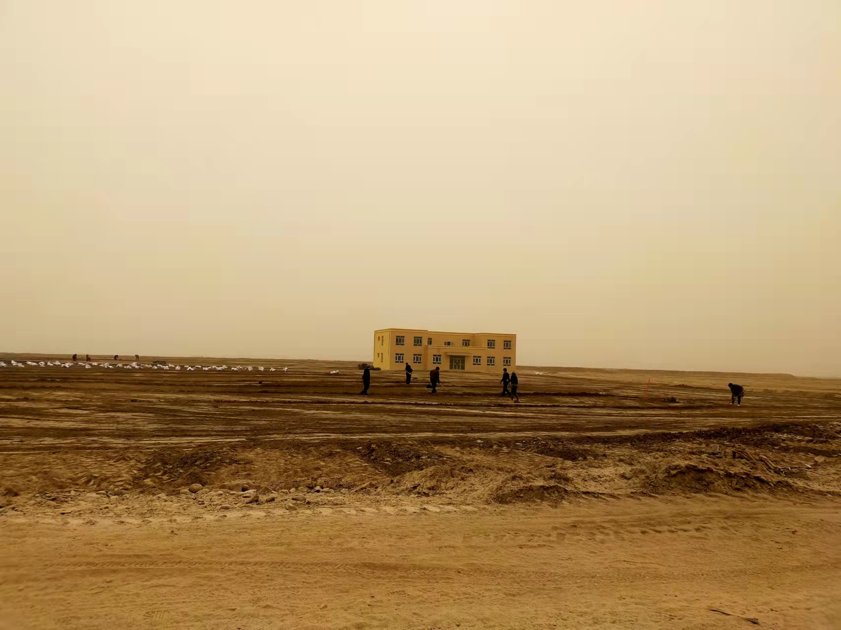 6.新疆阿克陶鹽堿地研究站（將圖中人P掉，天氣p好一點）.jpg
